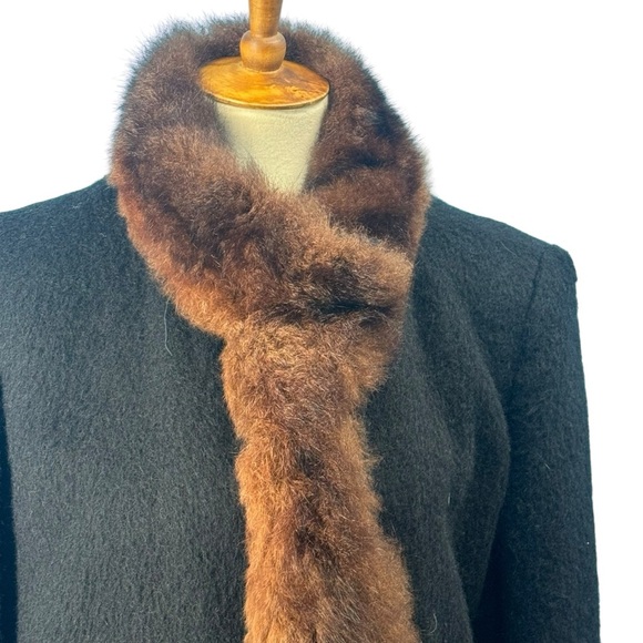 Vintage Elegant Princess Black Coat with Brown Fur Scarf - Picture 2 of 6